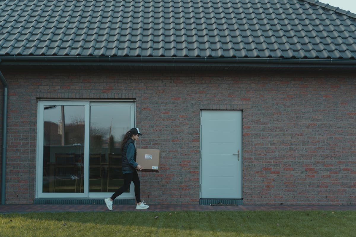 Pass och smartphone med SIM-kort för resa till Storbritannien