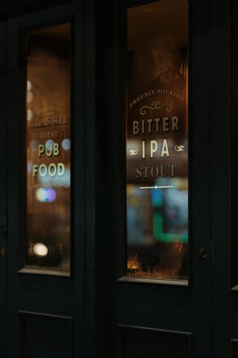 Interiör av traditionell brittisk pub med öl och stämning