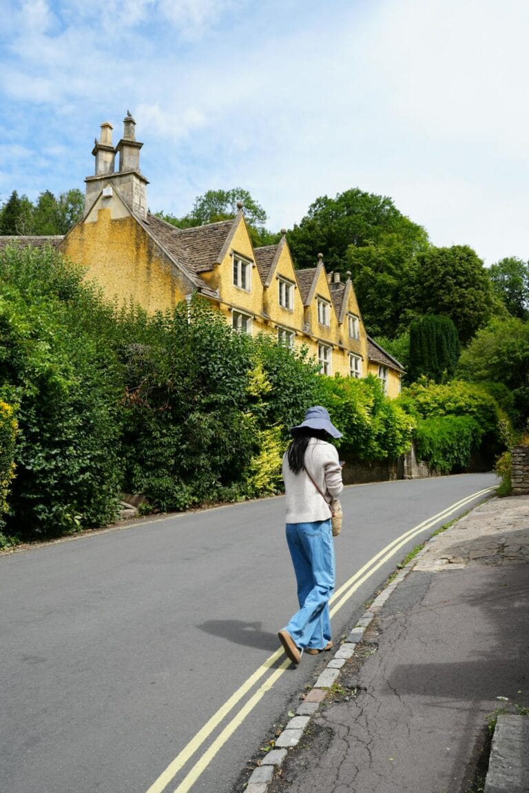 Engelskt landskap i Cotswolds med fårhagar stenmurar och ljusa kullar