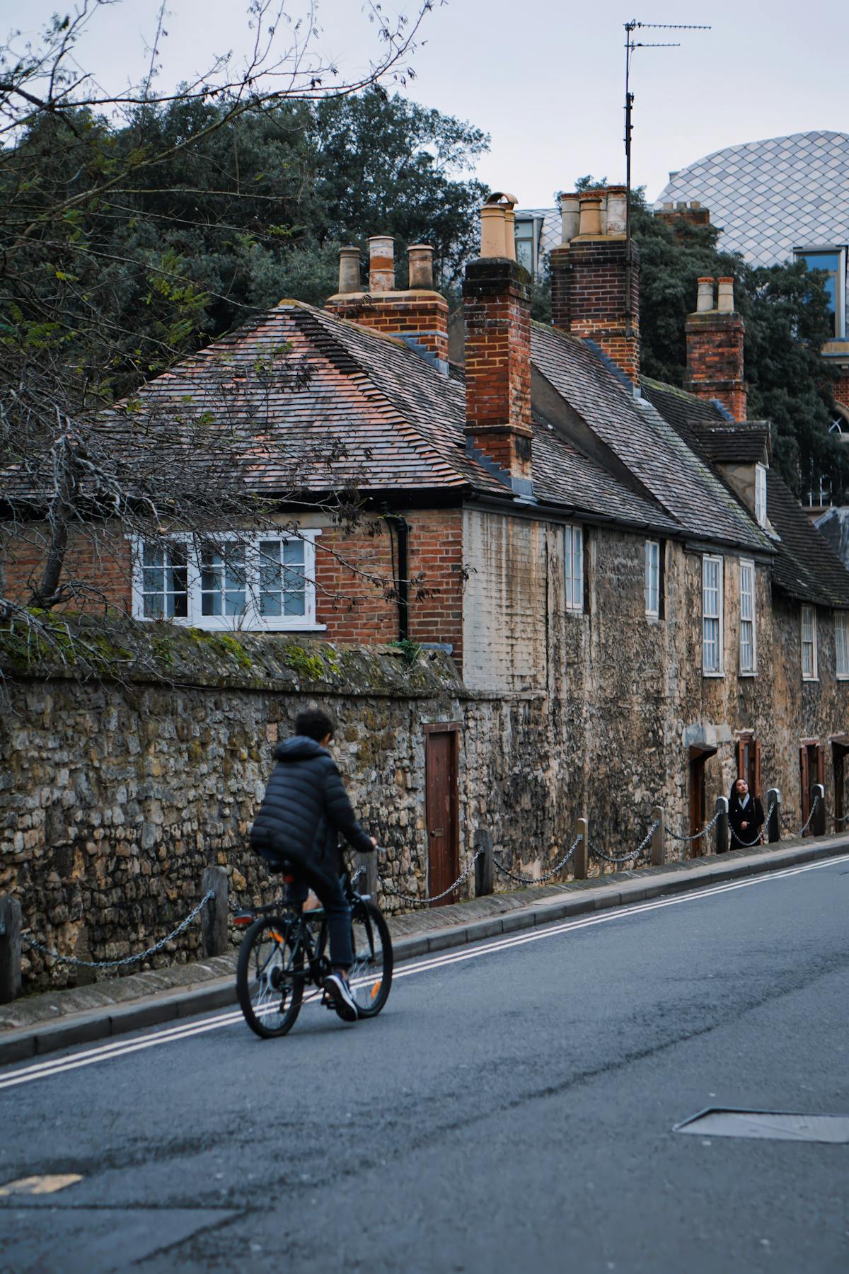 Vandrare på skyltad led i Cotswolds med blomstrande landskap och panorama