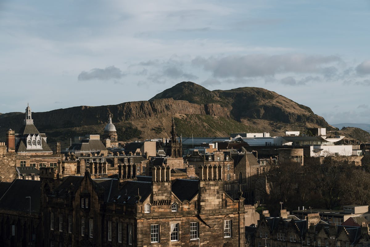 Edinburgh med Arthur’s Seat i bakgrunden under en klar himmel