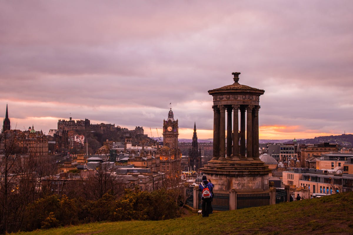 Edinburgh skyline vid solnedgång från Calton Hill, Skottland