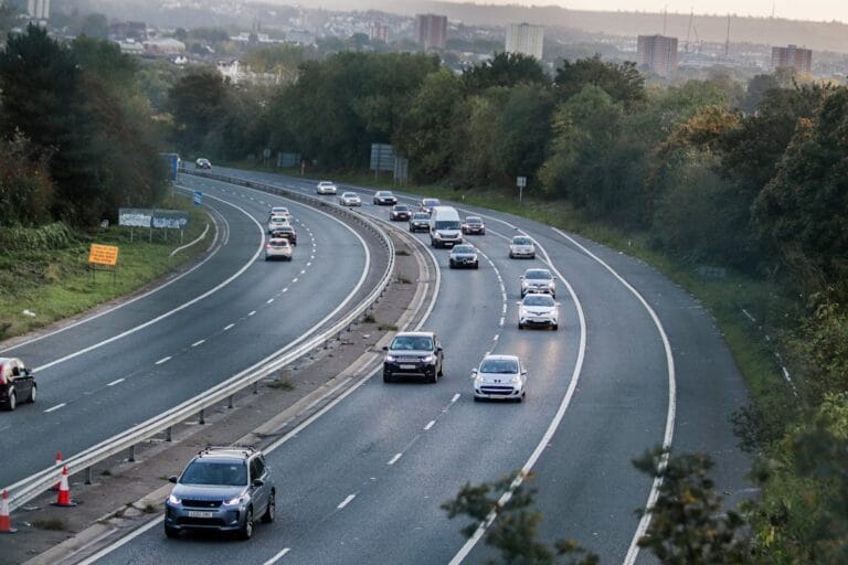 Motorväg förbi Bristol stad med bilar i vänstertrafik
