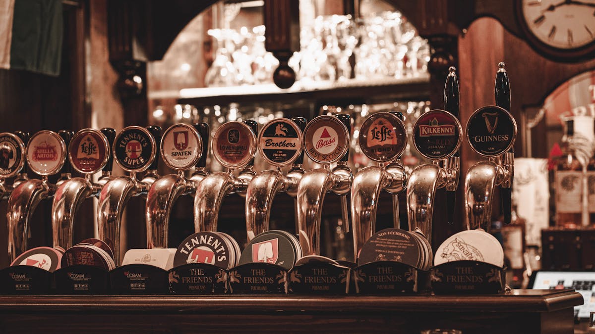 Traditionell engelsk pub med gäster som njuter