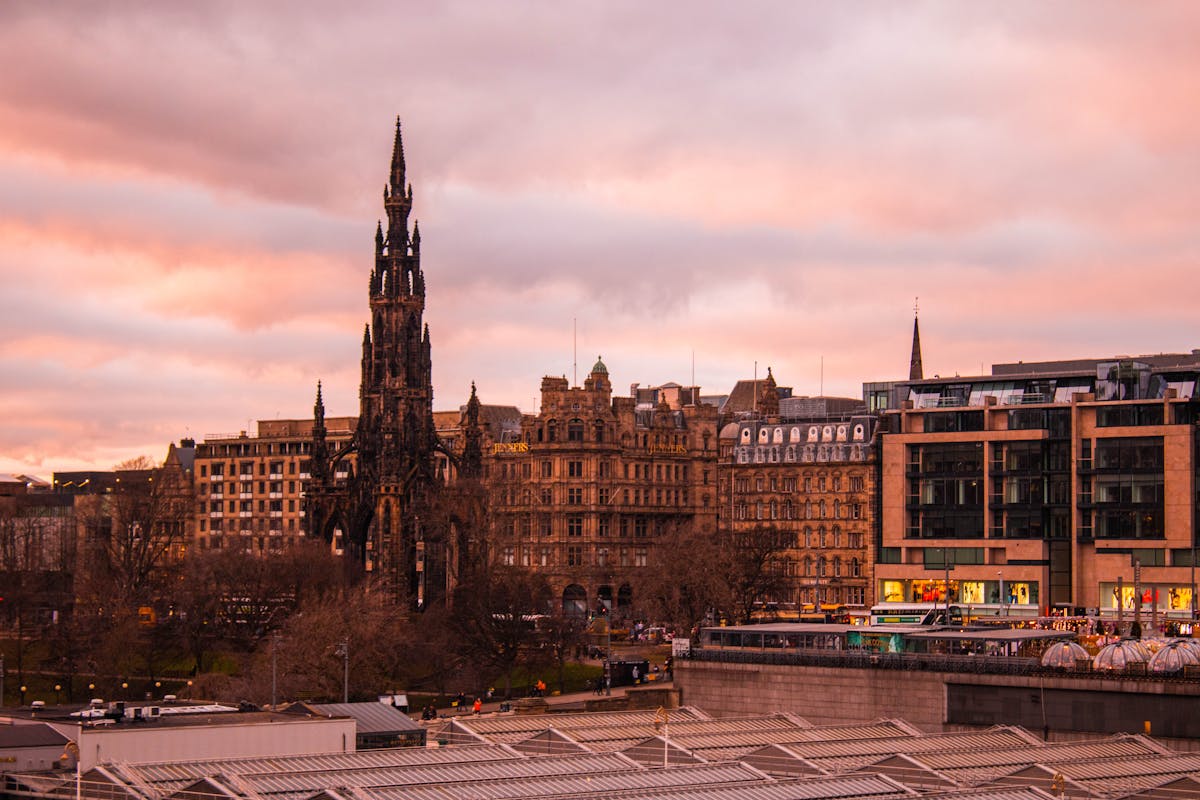 Scott Monument och Edinburghs siluett vid solnedgång