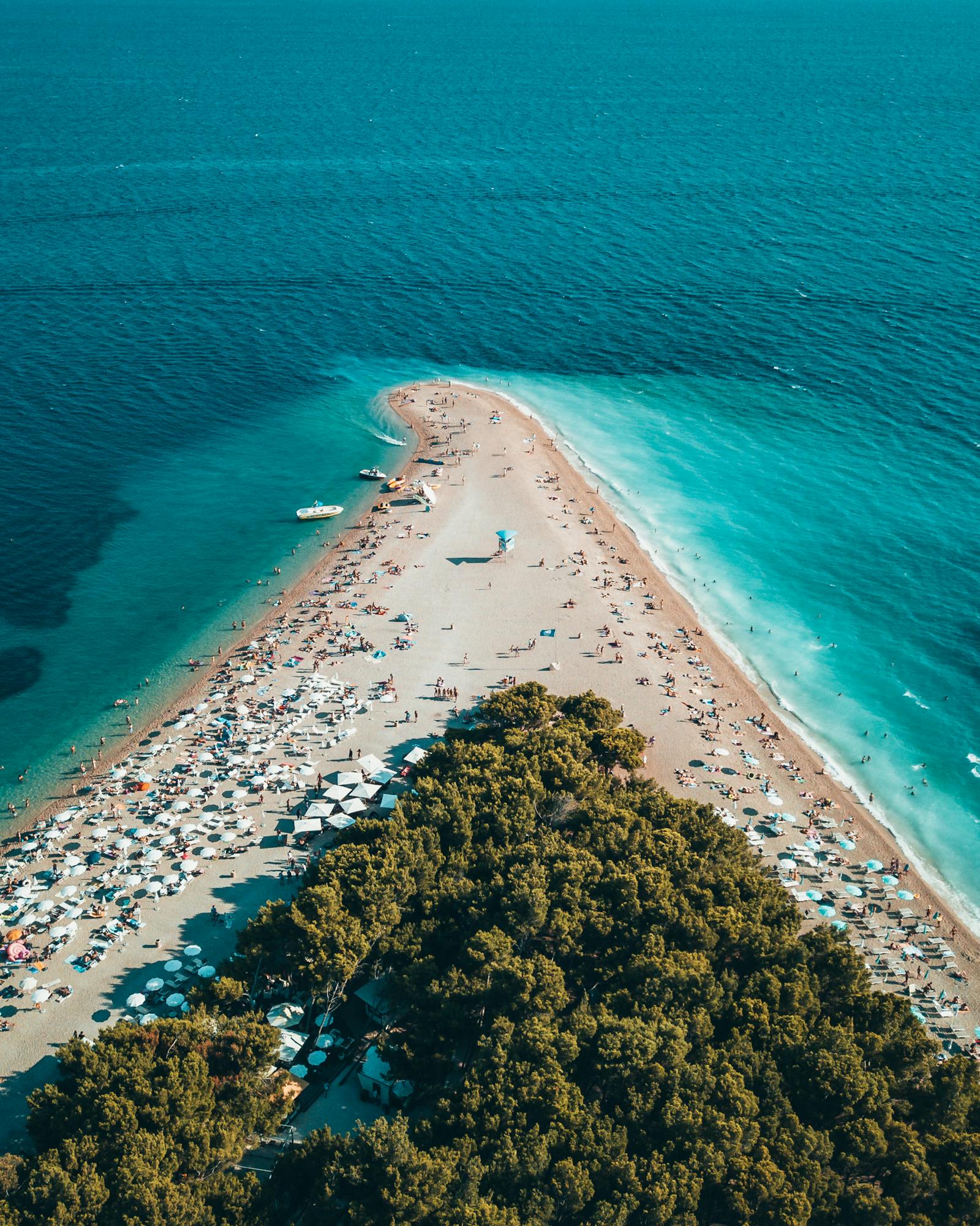 Surfare vid brittisk strand