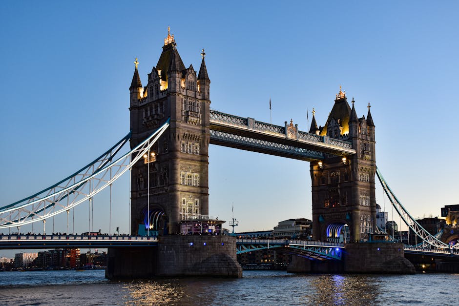 sevärdheter engelska språkresa – Tower Bridge London evening sky