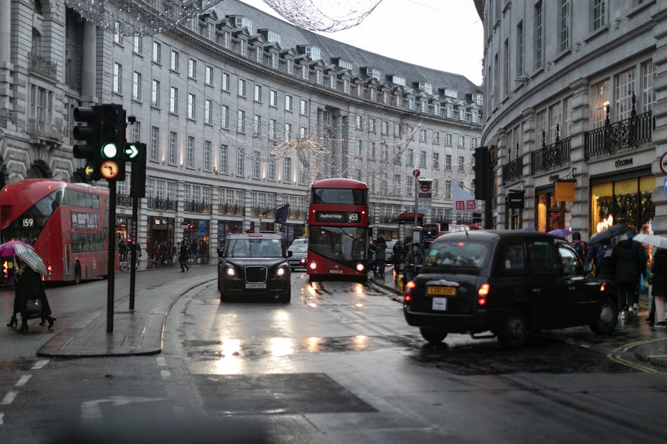 london vinter inomhusaktiviteter regn – London Piccadilly Circus double decker buses