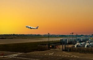 UK ETA vid flygbyte 2026 — airside vs landside-regler för svenskar via Heathrow
