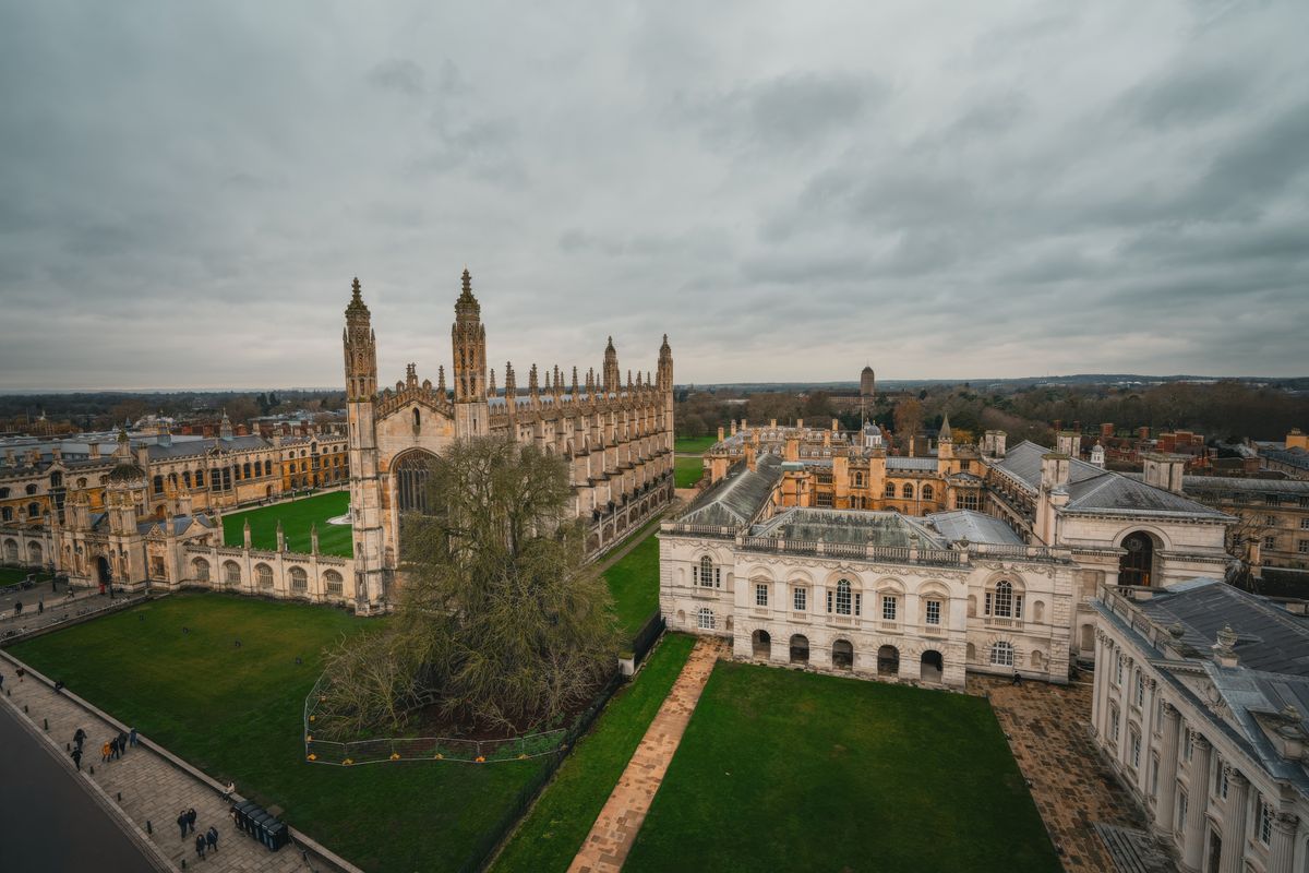 Punting på floden Cam i Cambridge