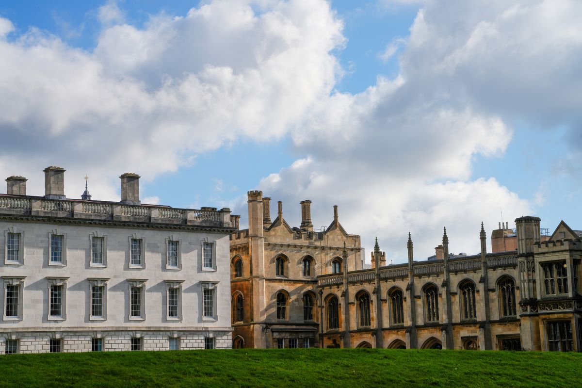 Universitetsbyggnader och floden Cam i Cambridge
