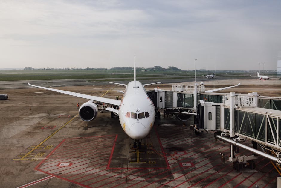 Modernt jetflygplan vid flygplatsgaten illustrerar UK ETA krav för resenärer till Storbritannien 2026