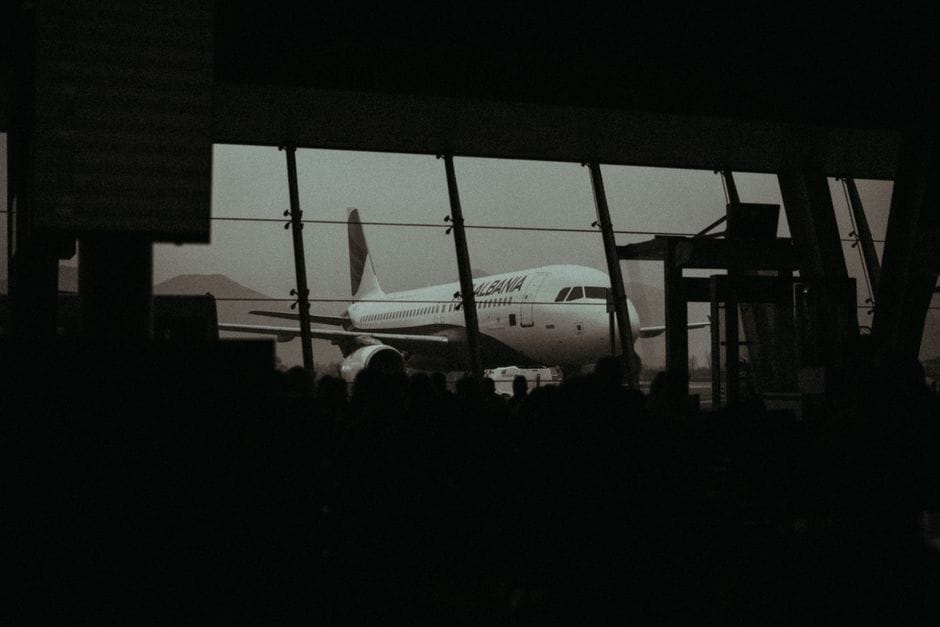 Siluetter av resenärer i flygplatslokal med väntande passagerare illustrerar UK ETA krav för svenska medborgare