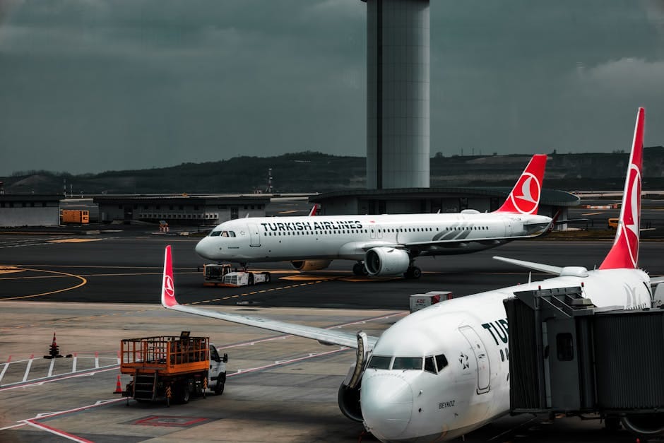 Turkish Airlines flygplan parkerade vid flygplats med kontrolltorn illustrerar affärsresor med UK ETA 2026