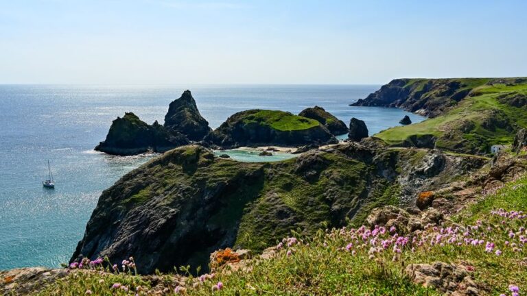 Vy over Jersey i Kanaloarna med klippkust och hav infor en resa dit 2026 med UK ETA