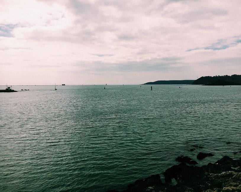 Pass och boardingkort på bord inför en resa till Jersey med giltig UK ETA