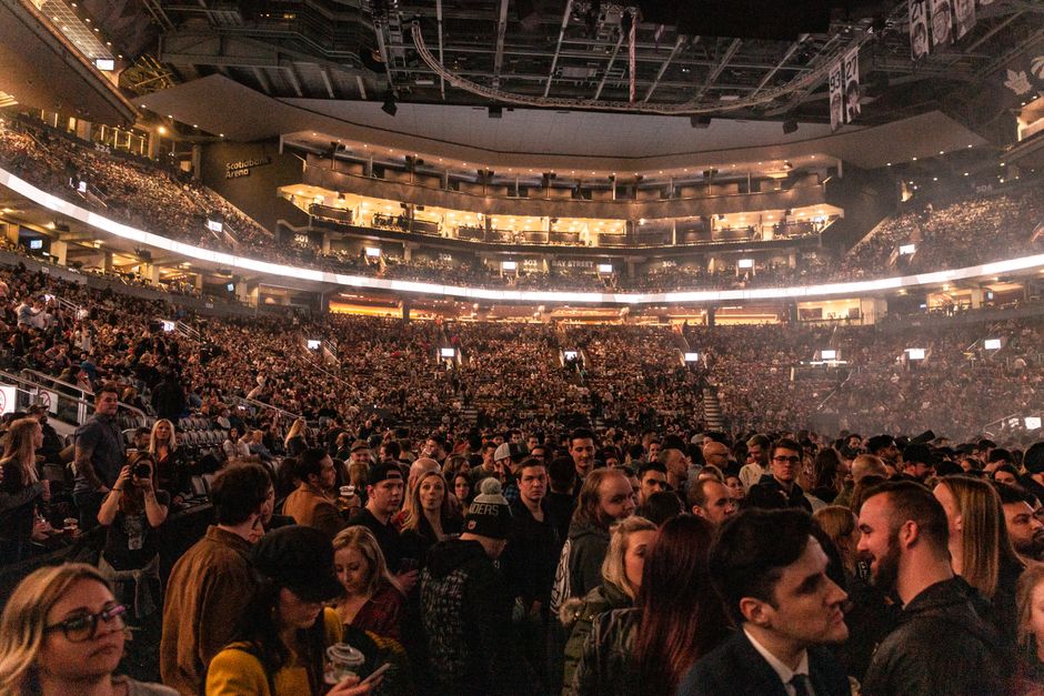 Stor publik i en inomhusarena liknande The O2 under en livekonsert i London