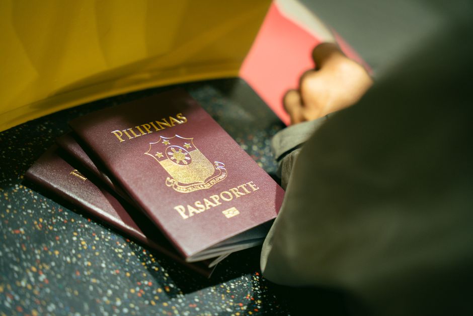Närbild på pass på ett flygplatsbord inför ansökan om brittiskt inresetillstånd för resa till Edinburgh