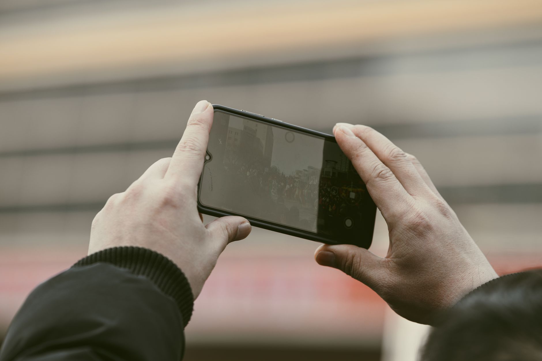 Person visar sitt digitala brittiska visum i mobilen vid inresa