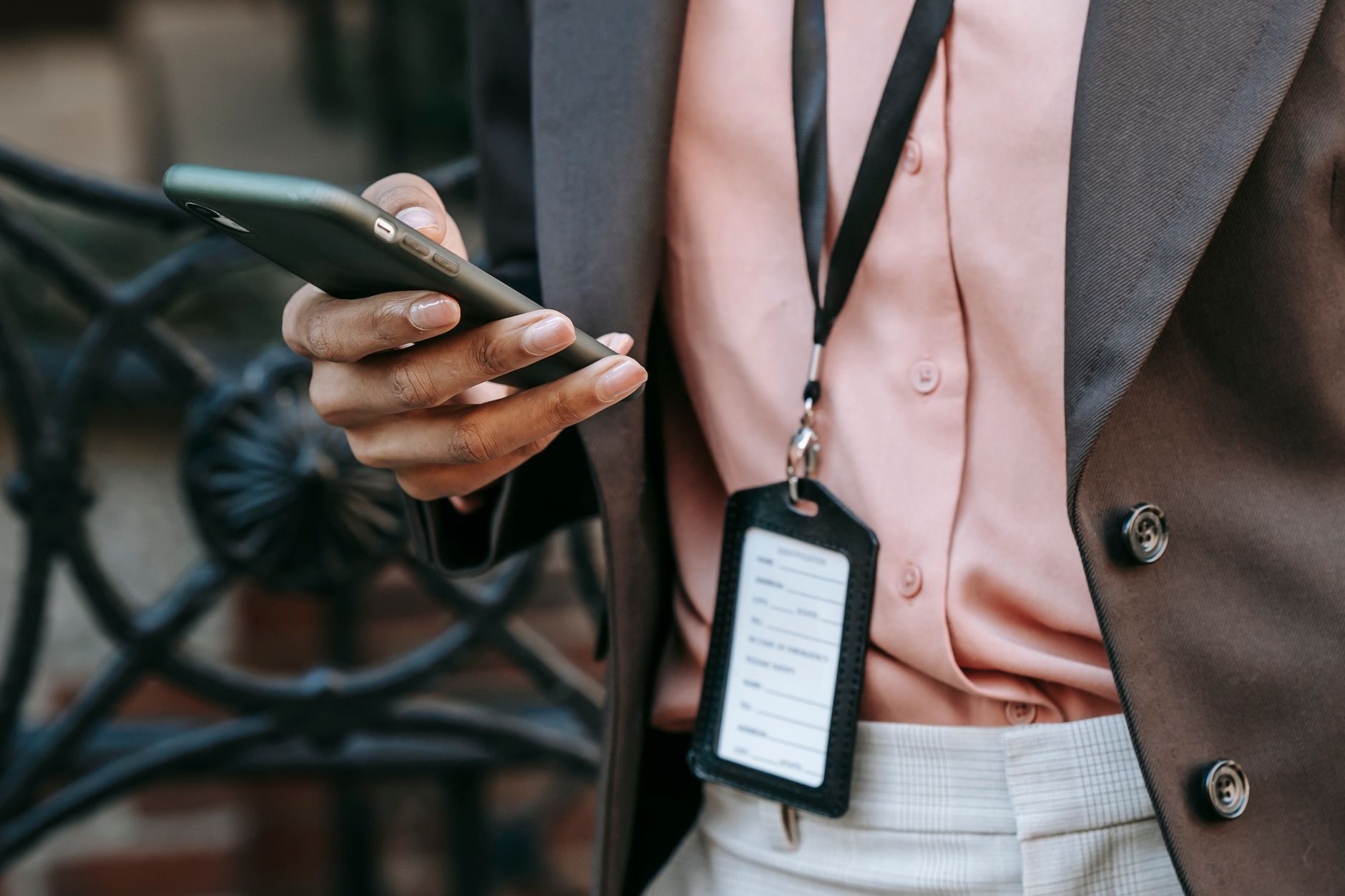 Person visar sin digitala brittiska status i mobilen vid inresa