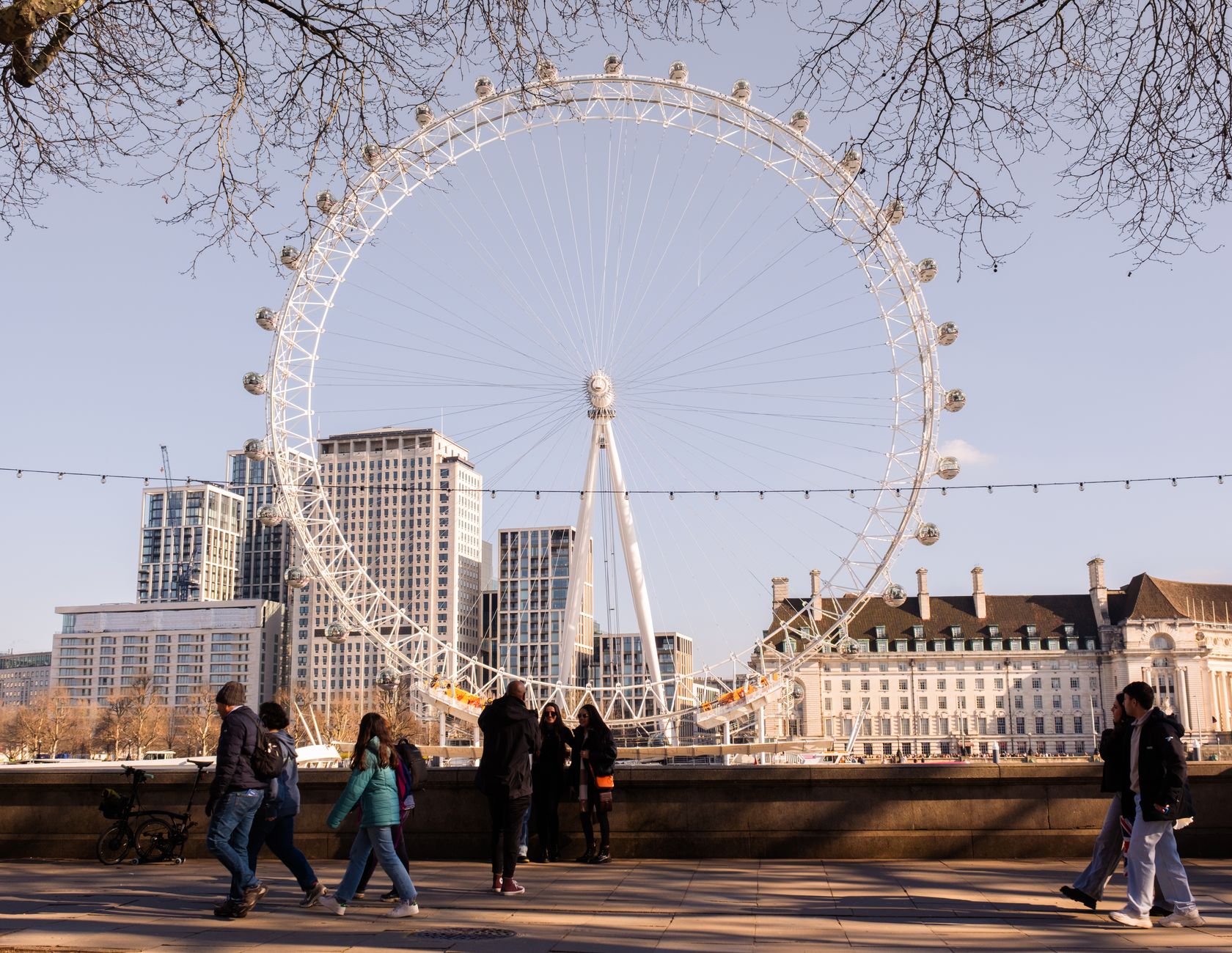 En barnfamilj promenerar tillsammans på en gata i London under en semesterresa