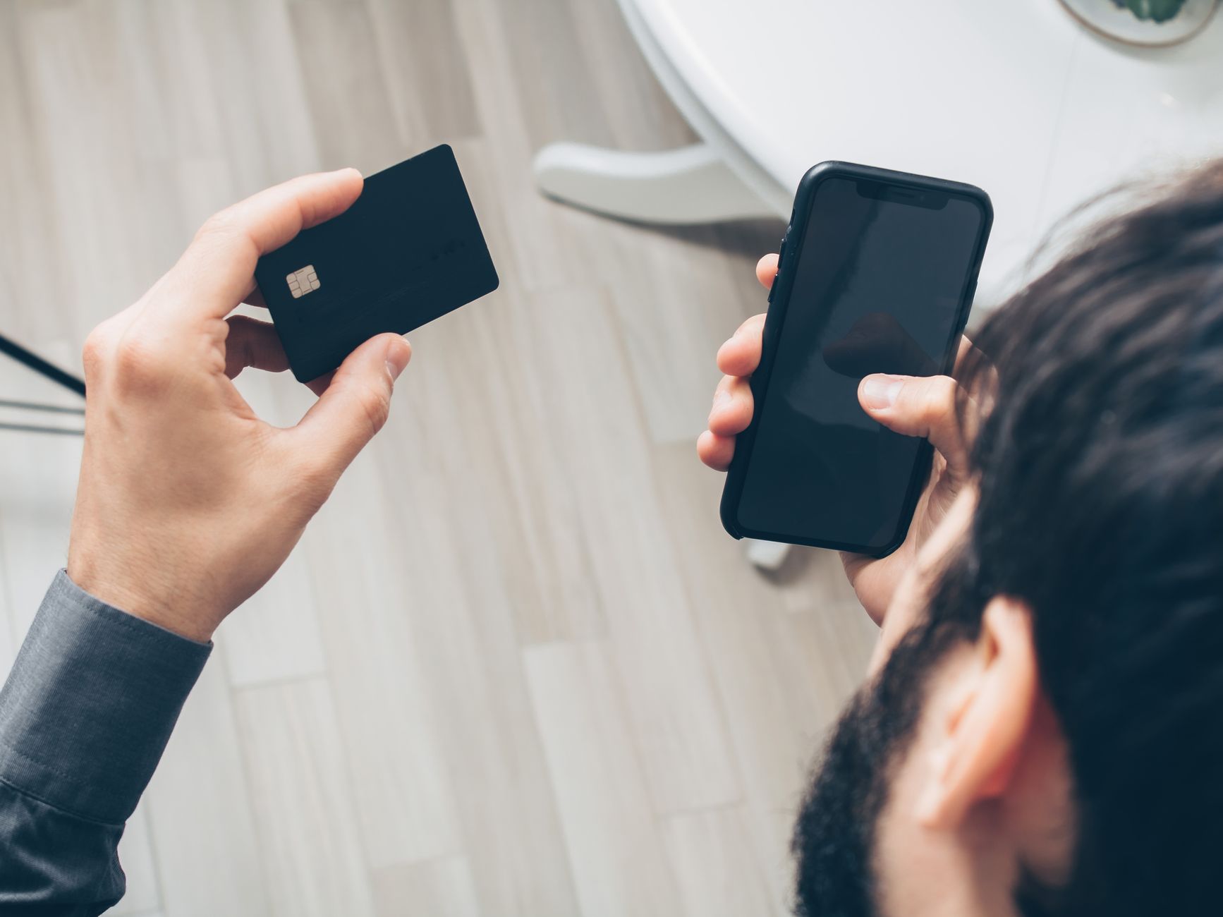 Person betalar UK ETA-avgiften på 20 GBP med kort i mobilappen
