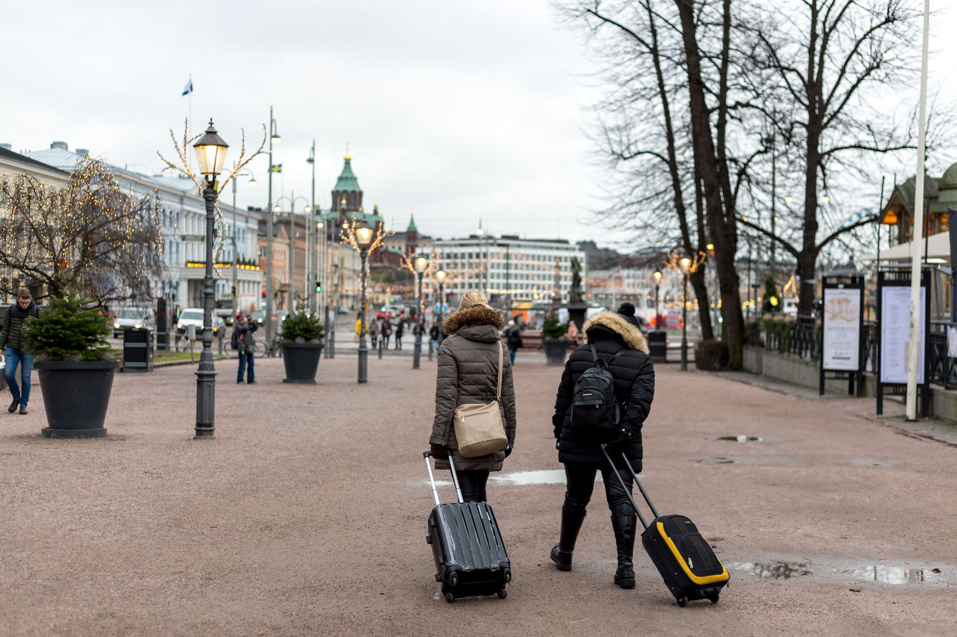 En turist med resväska framför en känd Londonbyggnad under en kort semesterresa