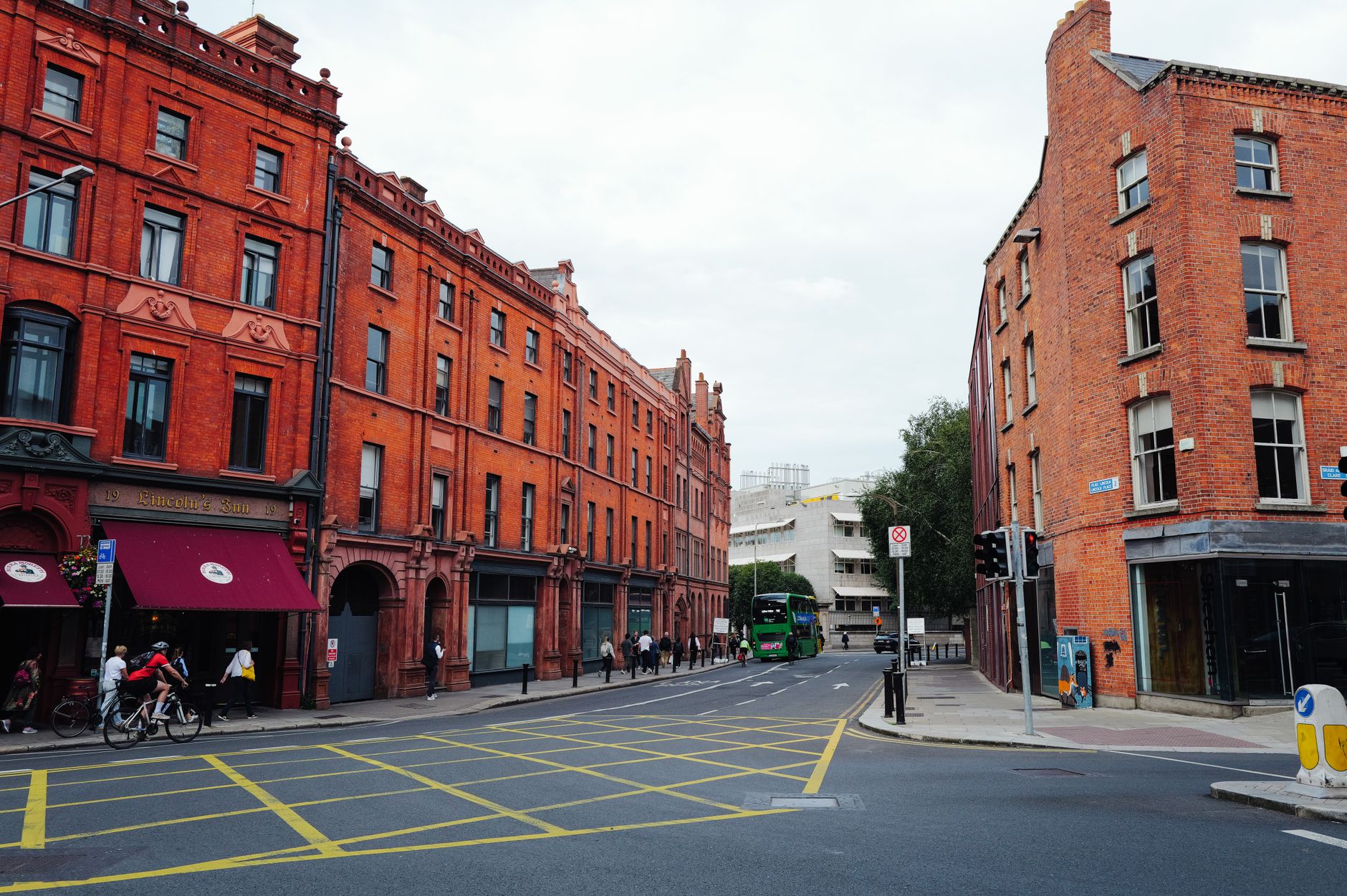Livlig gata i centrala Dublin med georgianska hus och fotgängare en solig dag