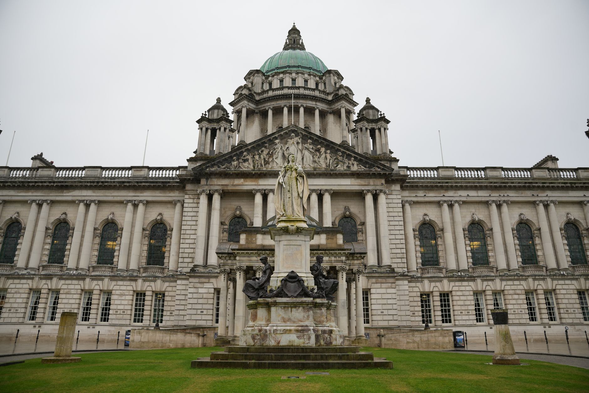 Belfast City Hall i Nordirland med grön kupol och välskött park framför byggnaden