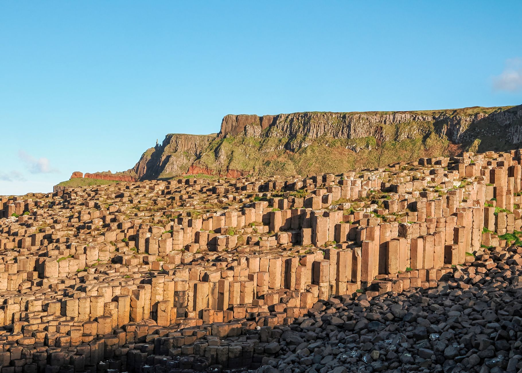 Giant's Causeway vid Nordirlands kust med sina sexkantiga basaltpelare mot havet
