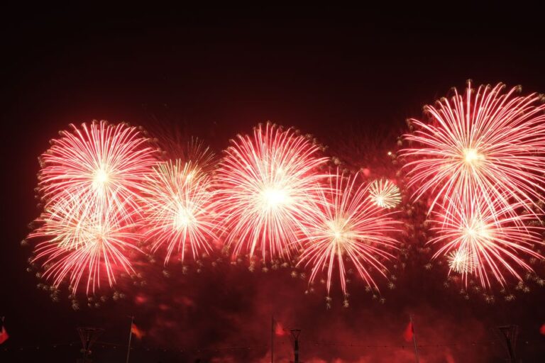 Fyrverkerier och en stor brasa mot natthimlen under Bonfire Night i Storbritannien