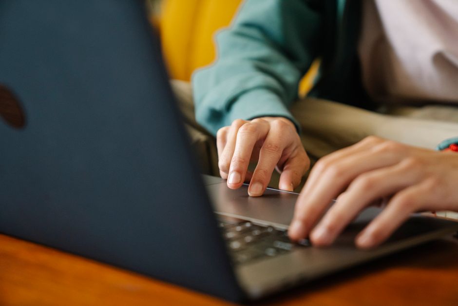 Resenär upptäcker ett fel i UK ETA-ansökan på sin laptop
