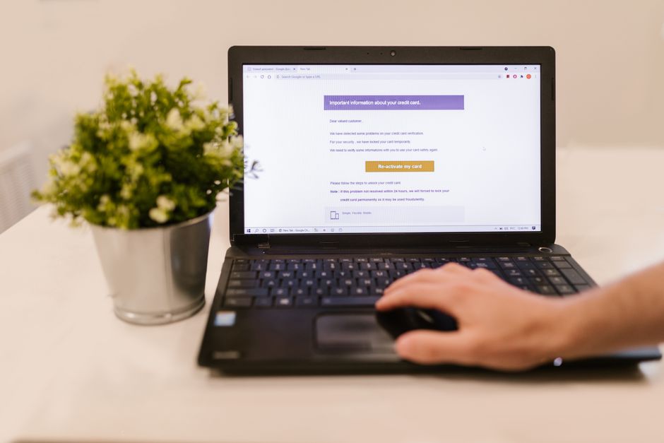 Hand som pekar på ett felstavat namn i ett digitalt formulär