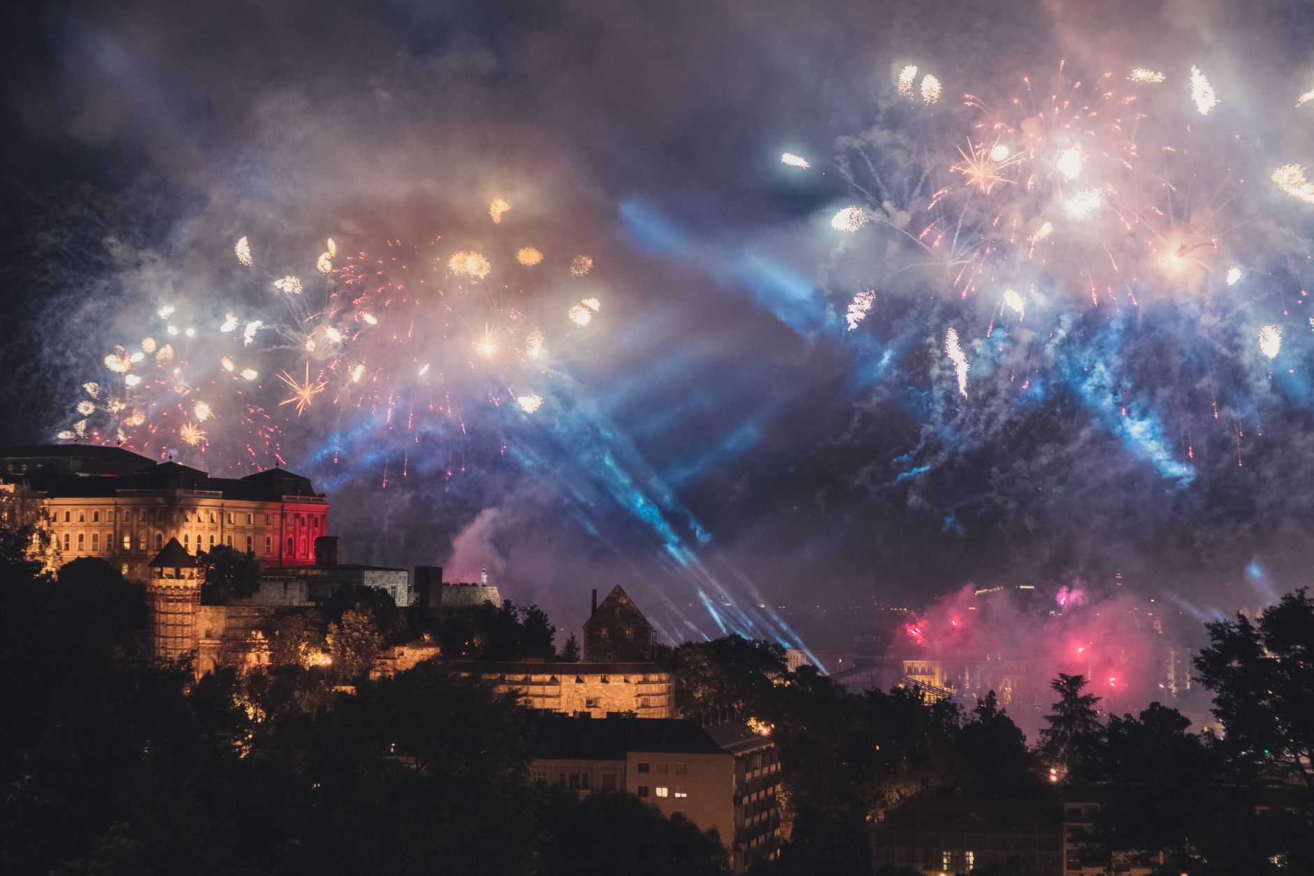 Fyrverkerier över Edinburghs slott under nyårsfirandet Hogmanay med folkmassor nedanför