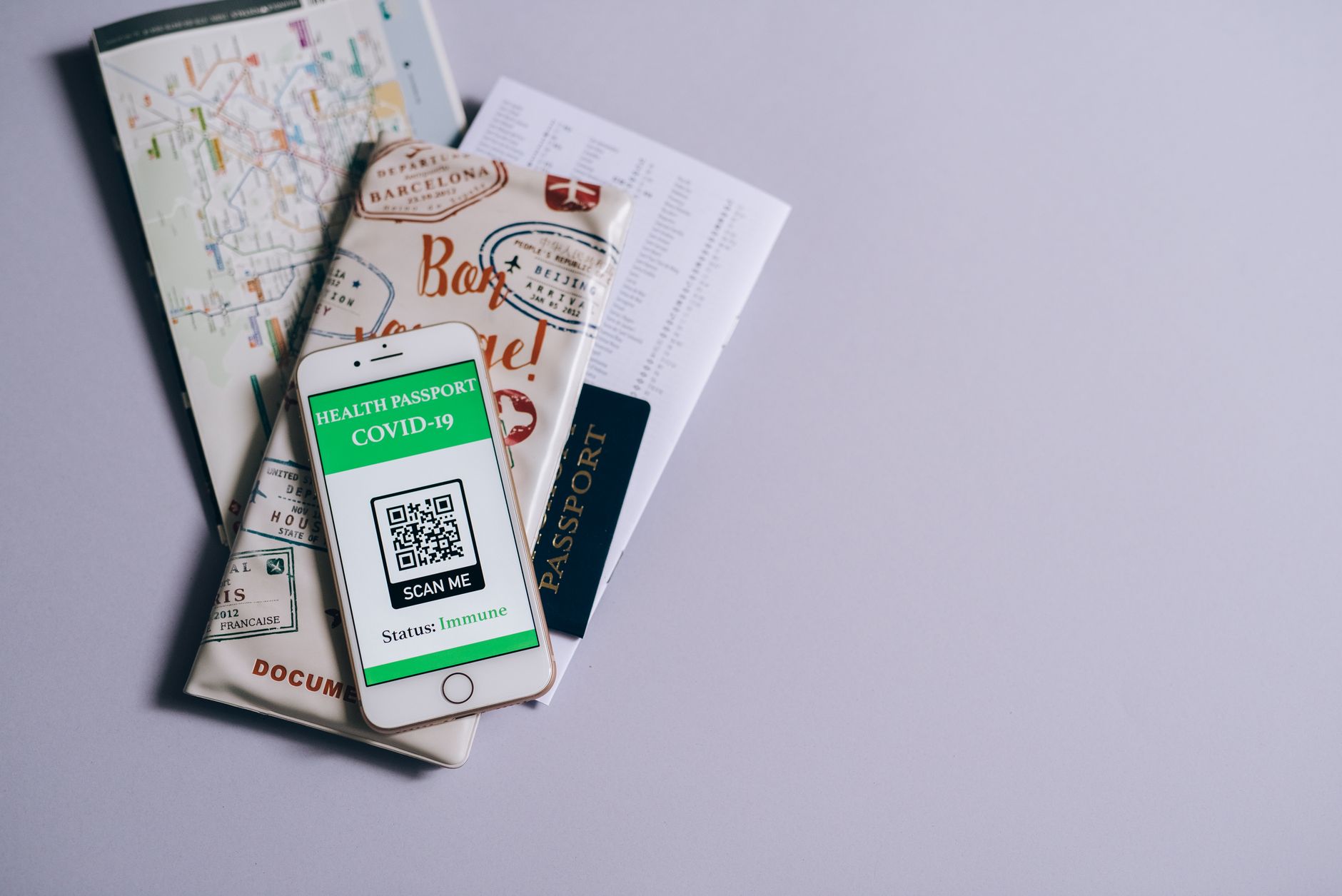 Resenär som fyller i ett digitalt resetillstånd i mobilen inför en nyårsresa till Skottland