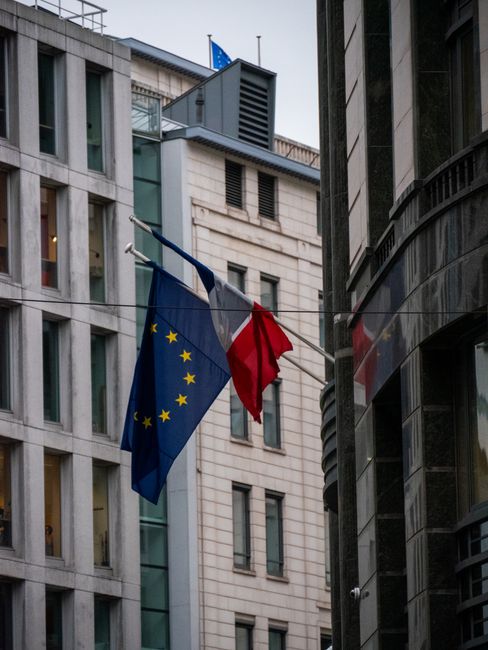EU-flaggor vajar utanför en byggnad som symbol för unionens 27 medlemsländer