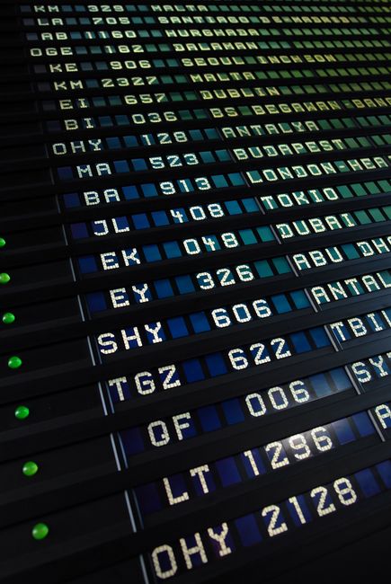En avgångstavla på en flygplats visar avgångar till brittiska destinationer