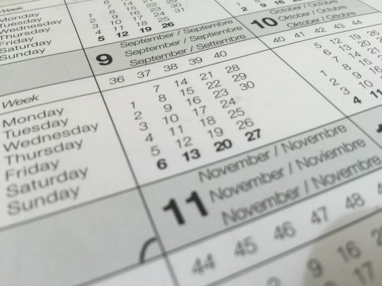 Kalender där resenär planerar att ansöka om UK ETA i förväg inför resan