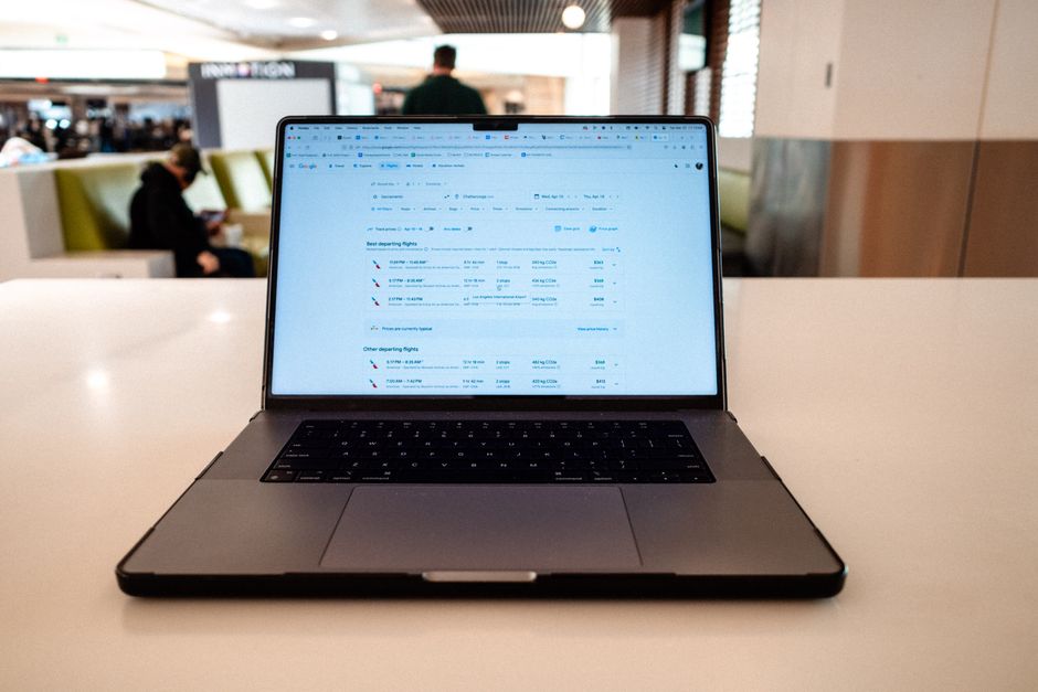 Resenär ansöker om UK ETA direkt efter flygbokning på laptop