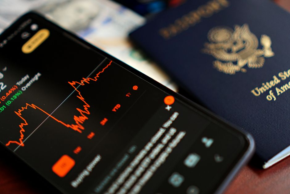 Ett pass och en mobil med ansökningsformulär för UK ETA på skärmen