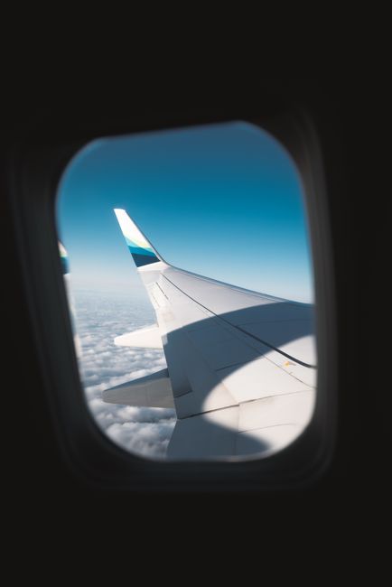 Utsikt genom ett flygplansfönster på väg mot en destination i Storbritannien