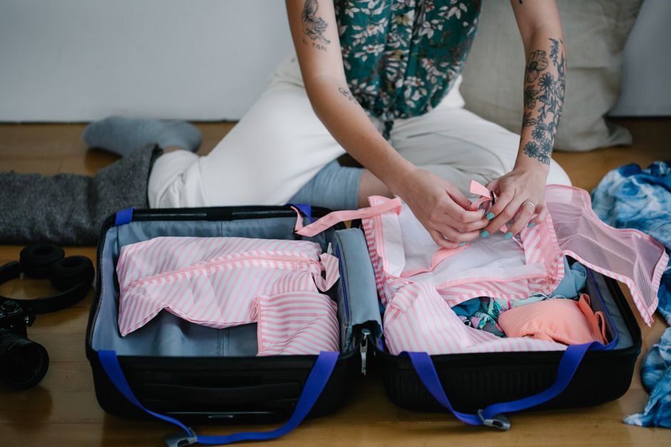 En resväska packas inför en resa till Storbritannien med godkänd UK ETA