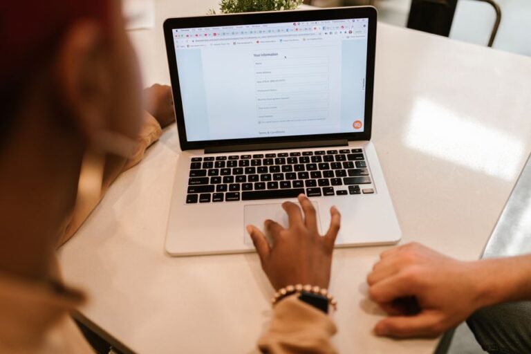 Person fyller i yrke i UK ETA-ansökan på laptop utan krav på intyg