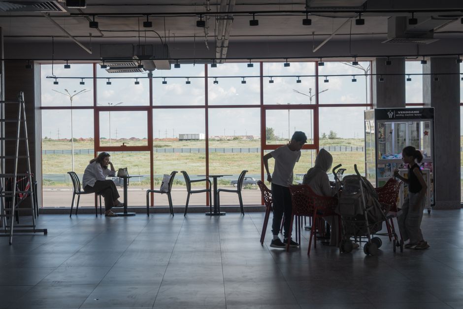Barnfamilj på flygplats där alla behöver eget UK ETA-tillstånd