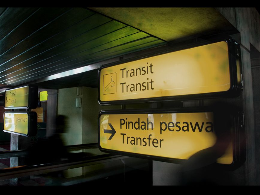 Transitzon på flygplats där resenärer kan behöva UK ETA vid mellanlandning